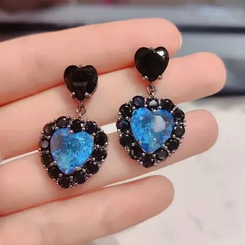 Оцветен модни дамски обици във формата на синьо сърце.